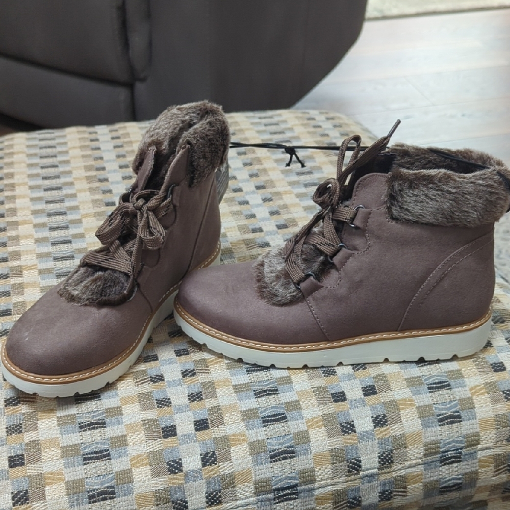 NIB Women's Brown Fur-Lined Ankle Boots